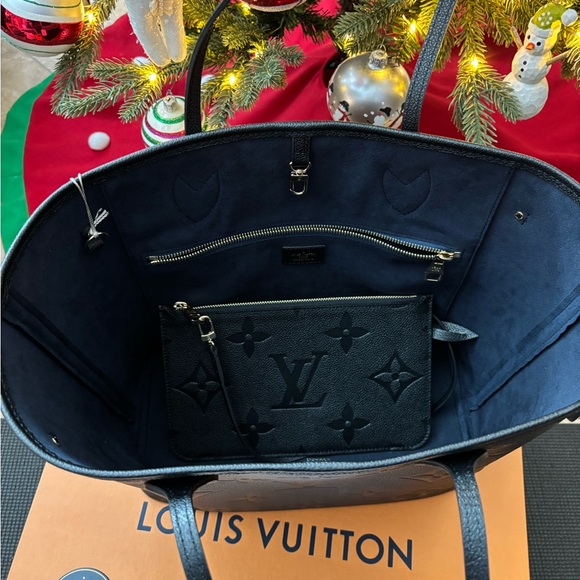 ๐ฅโฃ๏ธ๐ฅ2024 Authentic Louis Vuitton Monogram Empreinte Leather Wristlet - Picture 2 of 9